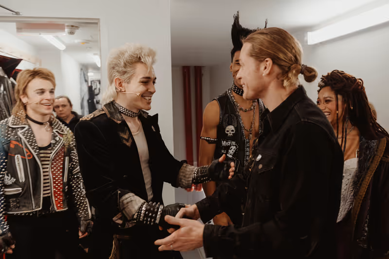 Photos: THE VAMPIRE LESTAT's Sam Reid Visits THE LOST BOYS on Broadway — photo 5 of 9