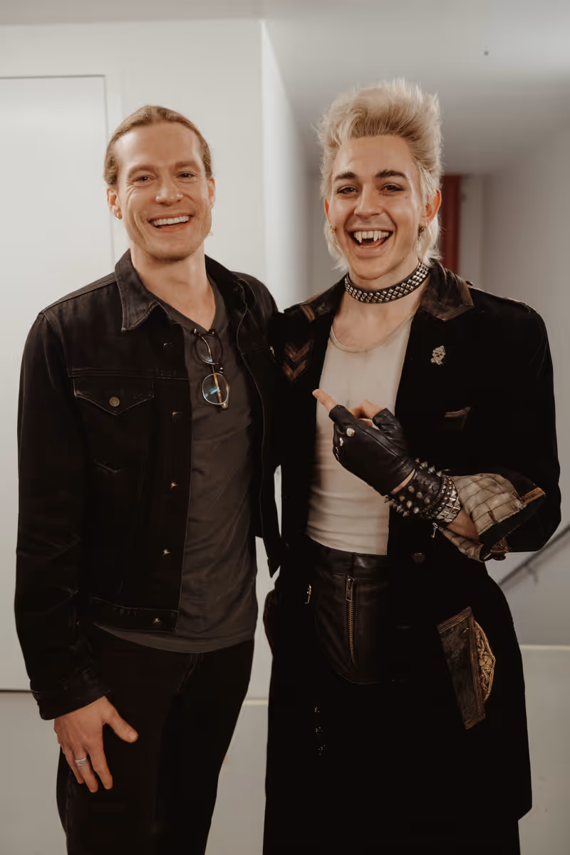 Photos: THE VAMPIRE LESTAT's Sam Reid Visits THE LOST BOYS on Broadway — photo 7 of 9