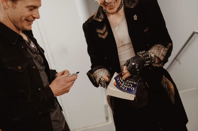 Photos: THE VAMPIRE LESTAT's Sam Reid Visits THE LOST BOYS on Broadway — photo 8 of 9
