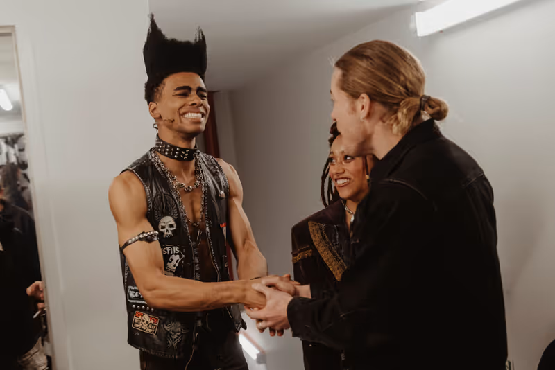 Photos: THE VAMPIRE LESTAT's Sam Reid Visits THE LOST BOYS on Broadway — photo 9 of 9