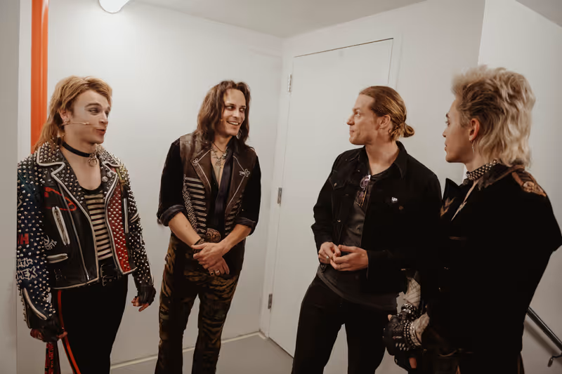 Photos: THE VAMPIRE LESTAT's Sam Reid Visits THE LOST BOYS on Broadway — photo 3 of 9