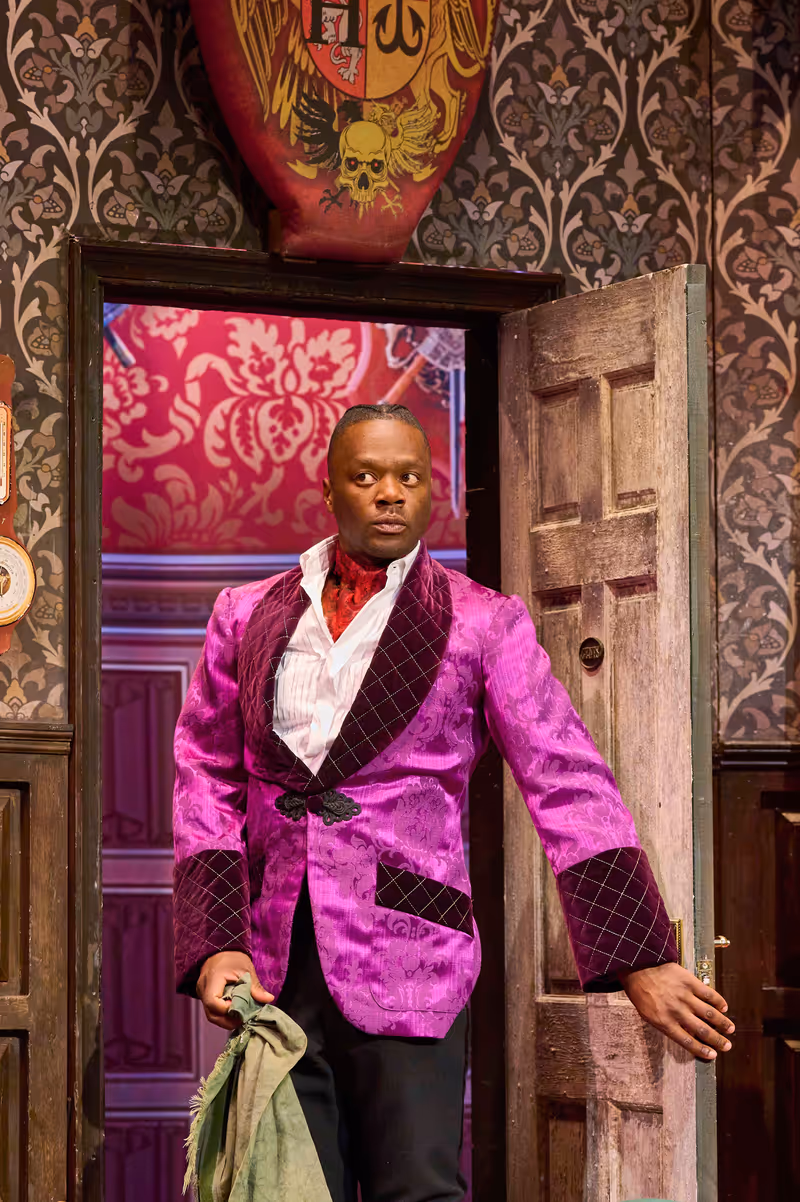 Photos: THE PLAY THAT GOES WRONG 13th West End Cast Takes the Stage — photo 11 of 14