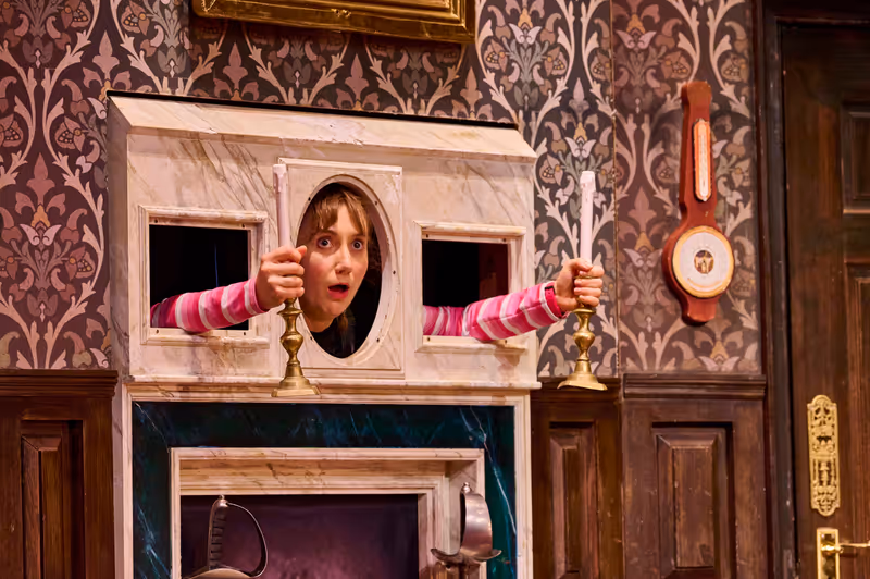 Photos: THE PLAY THAT GOES WRONG 13th West End Cast Takes the Stage — photo 1 of 14