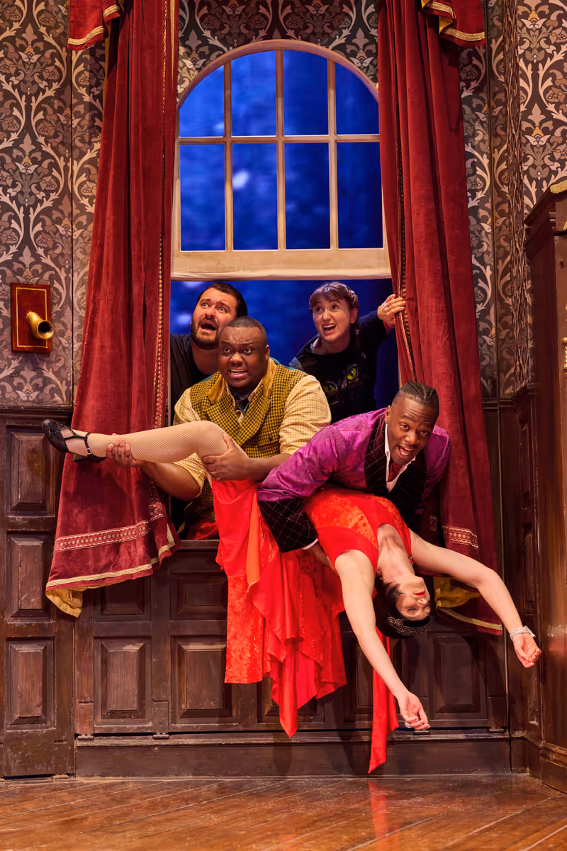 Photos: THE PLAY THAT GOES WRONG 13th West End Cast Takes the Stage — photo 10 of 14