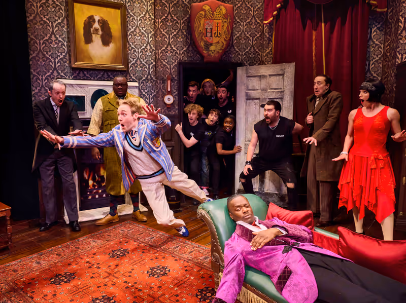 Photos: THE PLAY THAT GOES WRONG 13th West End Cast Takes the Stage — photo 8 of 14