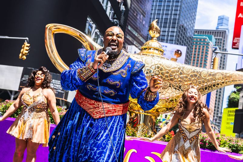 Photos: ALADDIN Unveils Giant Magic Lamp Installation in Times Square — photo 2 of 3