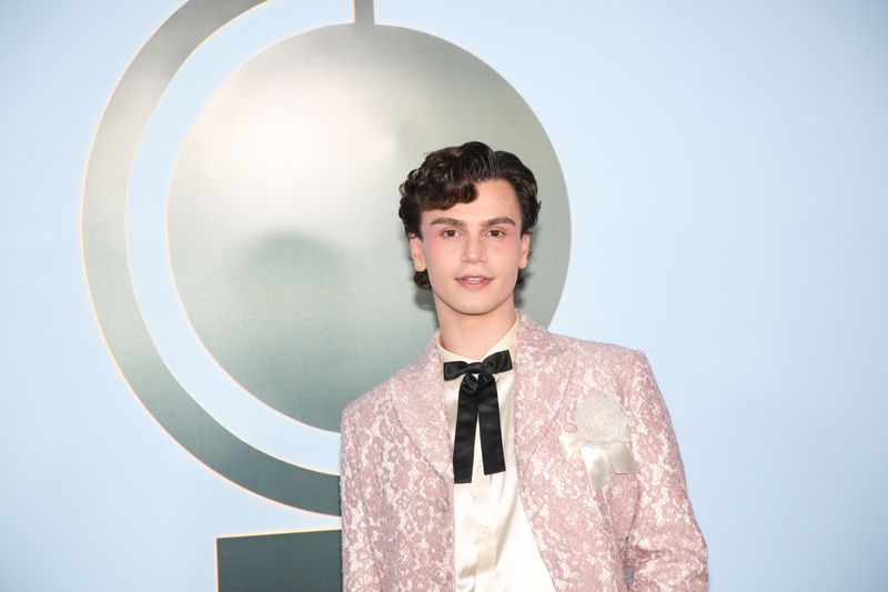 Photos: 2026 Tony Awards- Stars Walk the Red Carpet — photo 501 of 503