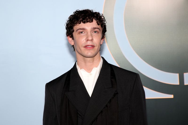Photos: 2026 Tony Awards- Stars Walk the Red Carpet — photo 316 of 503