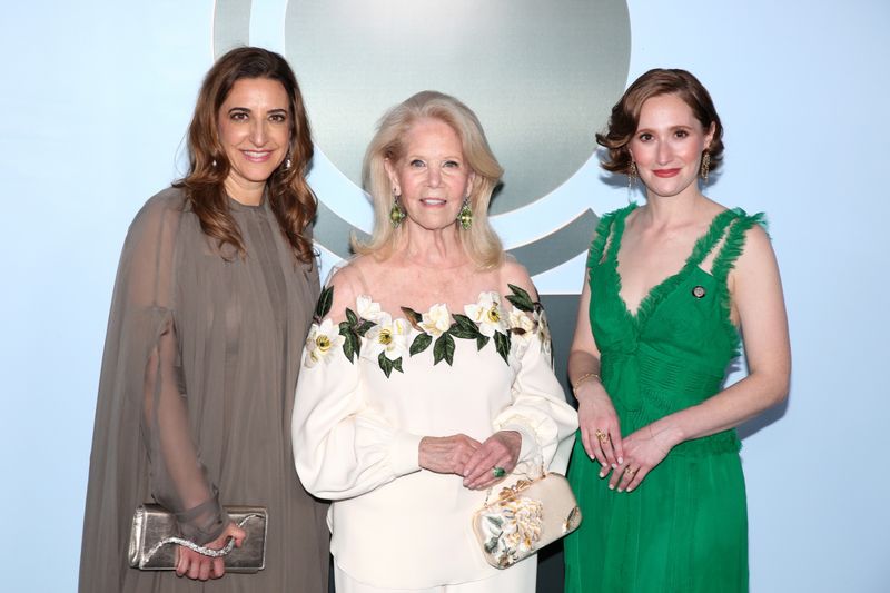 Photos: 2026 Tony Awards- Stars Walk the Red Carpet — photo 337 of 503