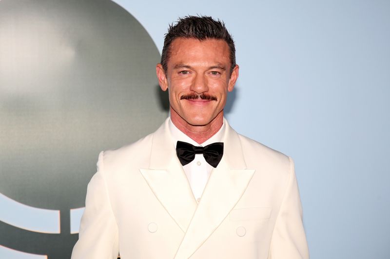 Photos: 2026 Tony Awards- Stars Walk the Red Carpet — photo 228 of 503