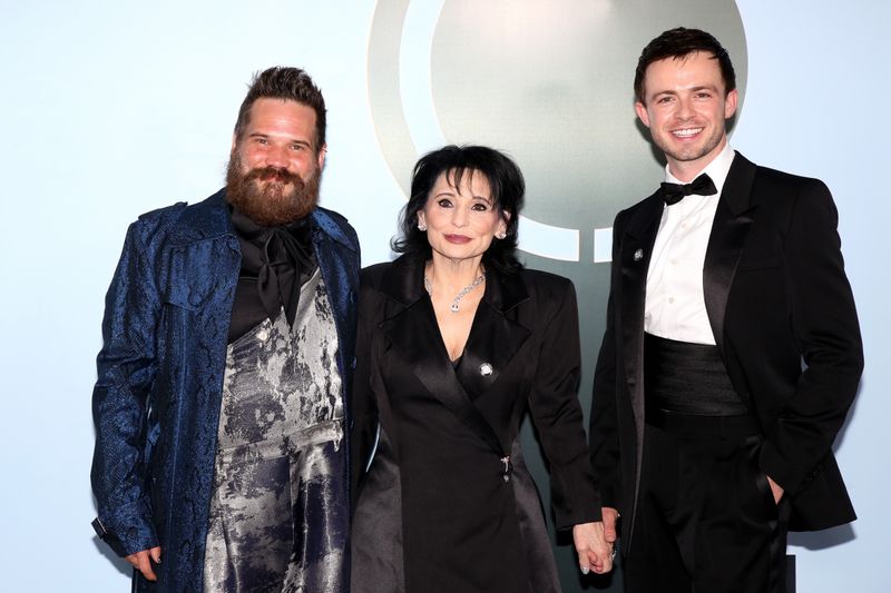 Photos: 2026 Tony Awards- Stars Walk the Red Carpet — photo 150 of 503