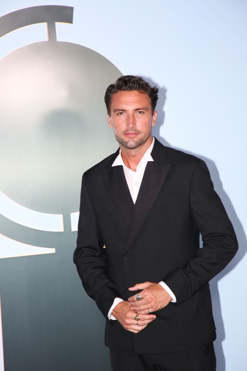 Photos: 2026 Tony Awards- Stars Walk the Red Carpet — photo 128 of 503