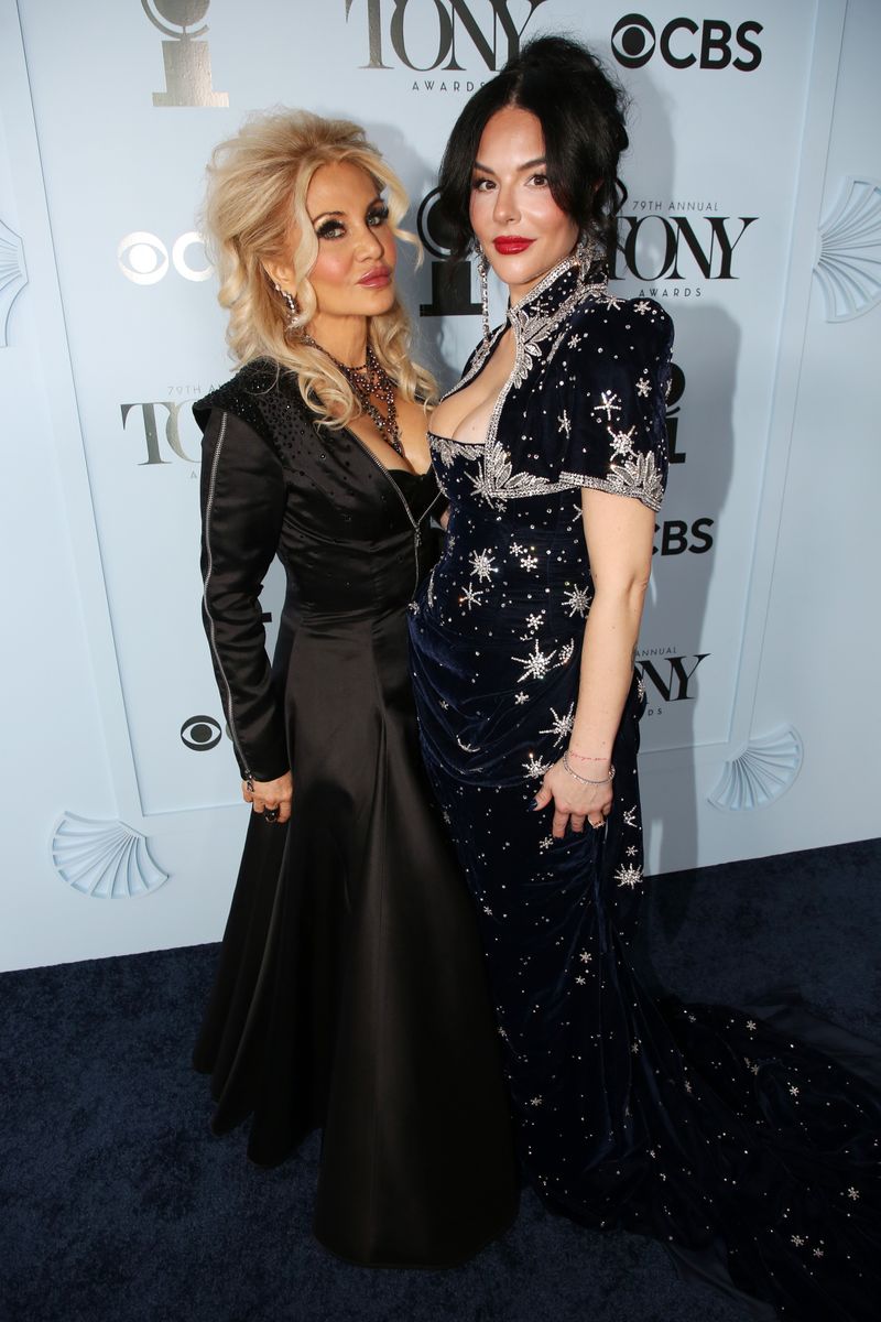 Photos: 2026 Tony Awards- Stars Walk the Red Carpet — photo 19 of 503