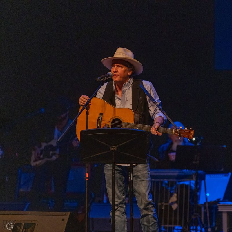 GARTH BROOKS makes special appearance during the ACMAs at Reynolds in Conway Image