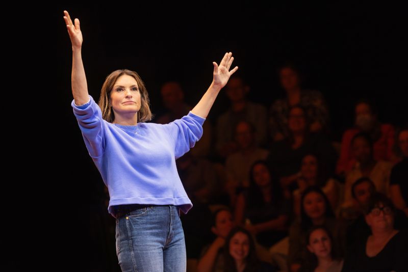 Photos: Mariska Hargitay on Broadway in Every Brilliant Thing — photo 14 of 14