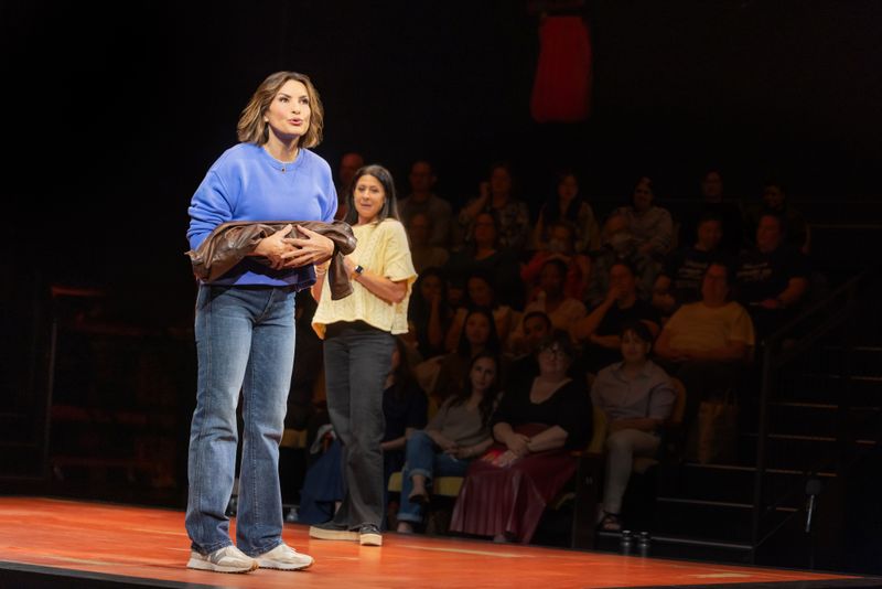 Photos: Mariska Hargitay on Broadway in Every Brilliant Thing — photo 4 of 14