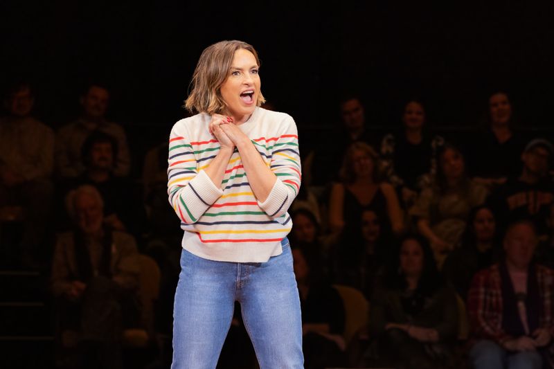 Photos: Mariska Hargitay on Broadway in Every Brilliant Thing — photo 2 of 14