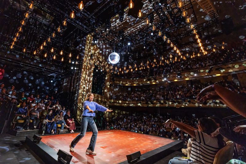 Photos: Mariska Hargitay on Broadway in Every Brilliant Thing — photo 12 of 14