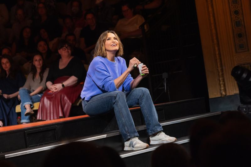 Photos: Mariska Hargitay on Broadway in Every Brilliant Thing — photo 11 of 14