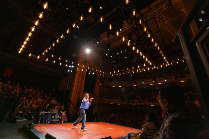 Photos: Mariska Hargitay on Broadway in Every Brilliant Thing — photo 7 of 14