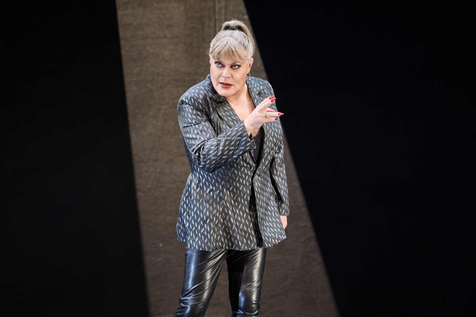 Photos: Eddie Izzard in THE TRAGEDY OF HAMLET at Sydney Opera House — photo 5 of 5