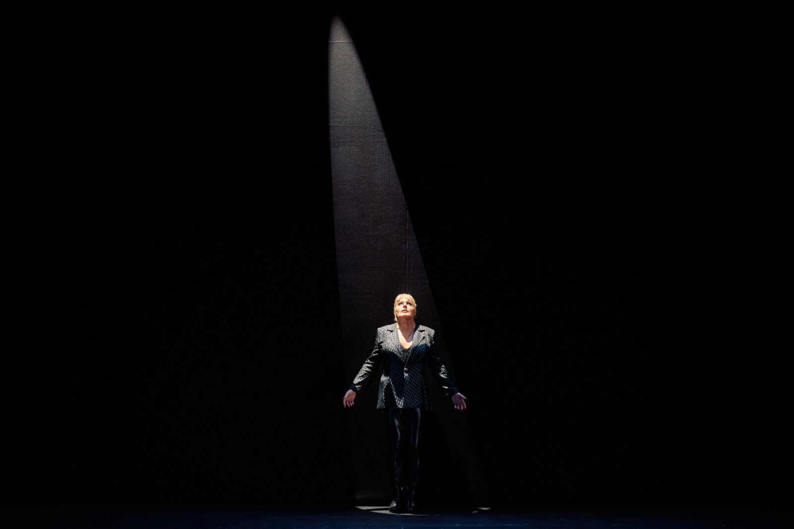 Photos: Eddie Izzard in THE TRAGEDY OF HAMLET at Sydney Opera House — photo 4 of 5