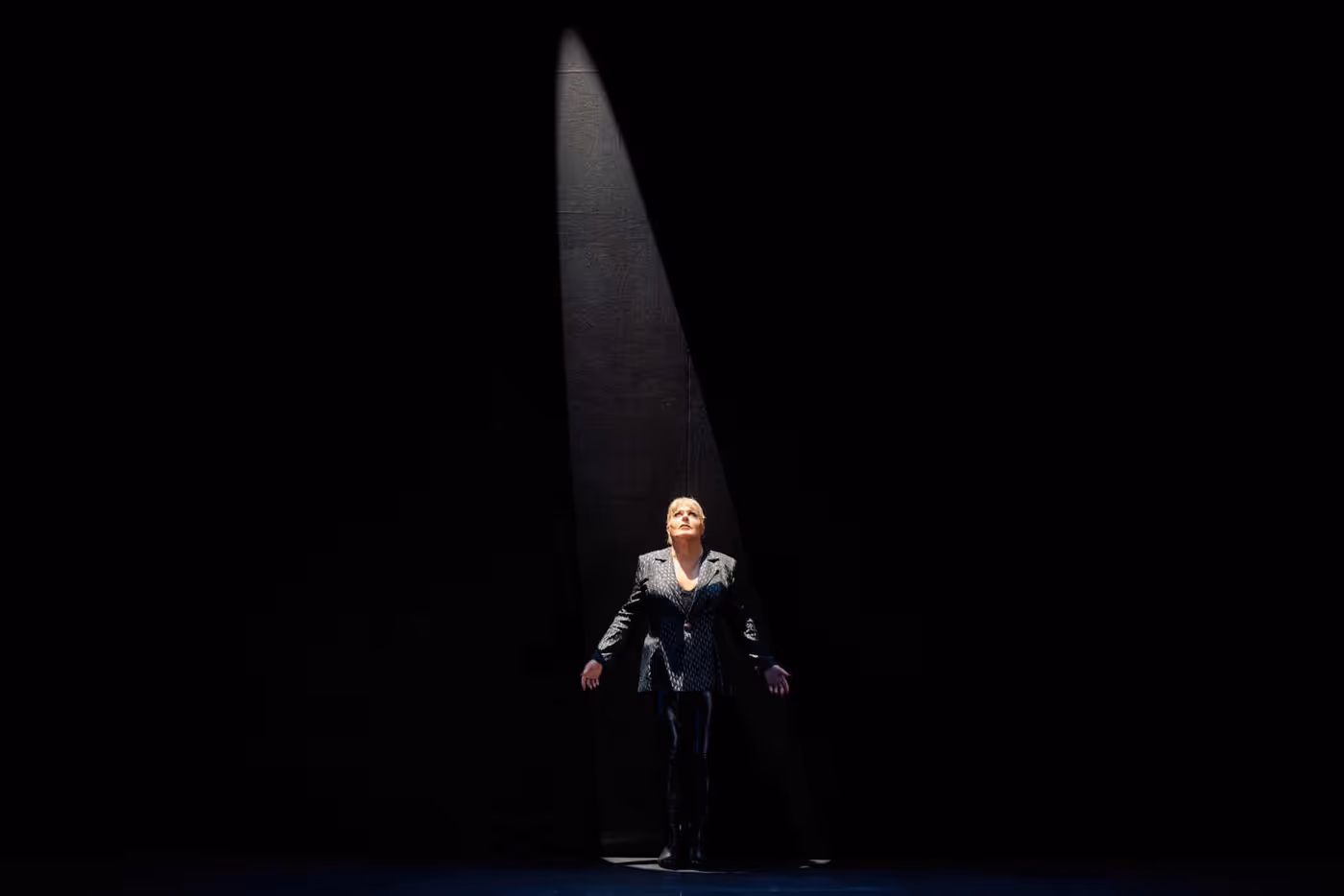 Photos: Eddie Izzard in THE TRAGEDY OF HAMLET at Sydney Opera House Image