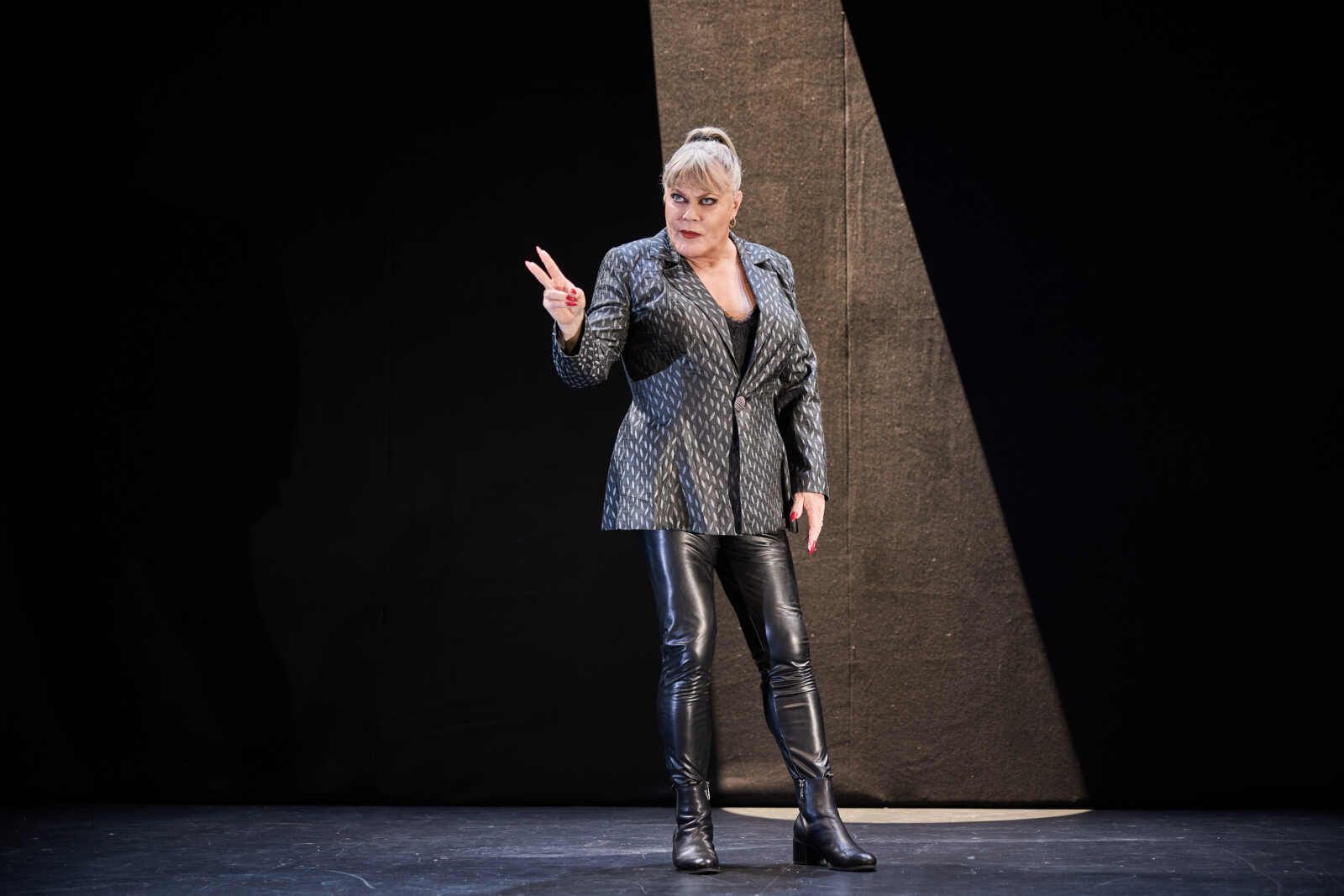 Photos: Eddie Izzard in THE TRAGEDY OF HAMLET at Sydney Opera House — photo 2 of 5
