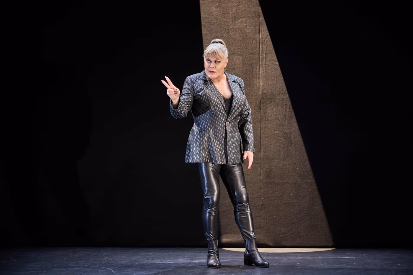 Photos: Eddie Izzard in THE TRAGEDY OF HAMLET at Sydney Opera House Image