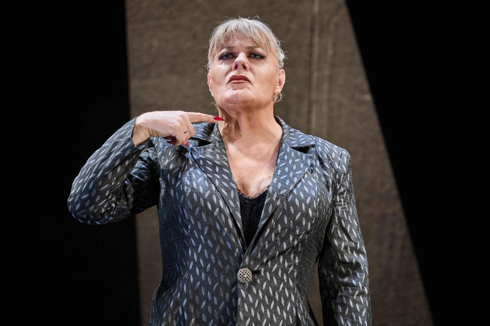 Photos: Eddie Izzard in THE TRAGEDY OF HAMLET at Sydney Opera House — photo 1 of 5