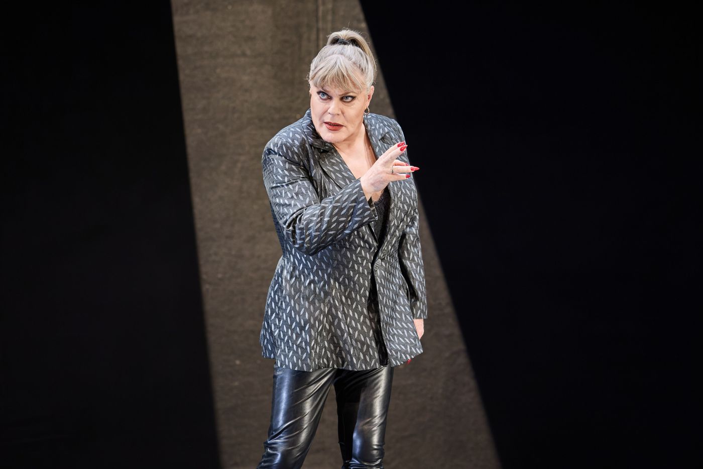 REVIEW: IZZARD: THE TRAGEDY OF HAMLET Is A Phenomenal Solo Retelling Of Shakespeare’s Play Image