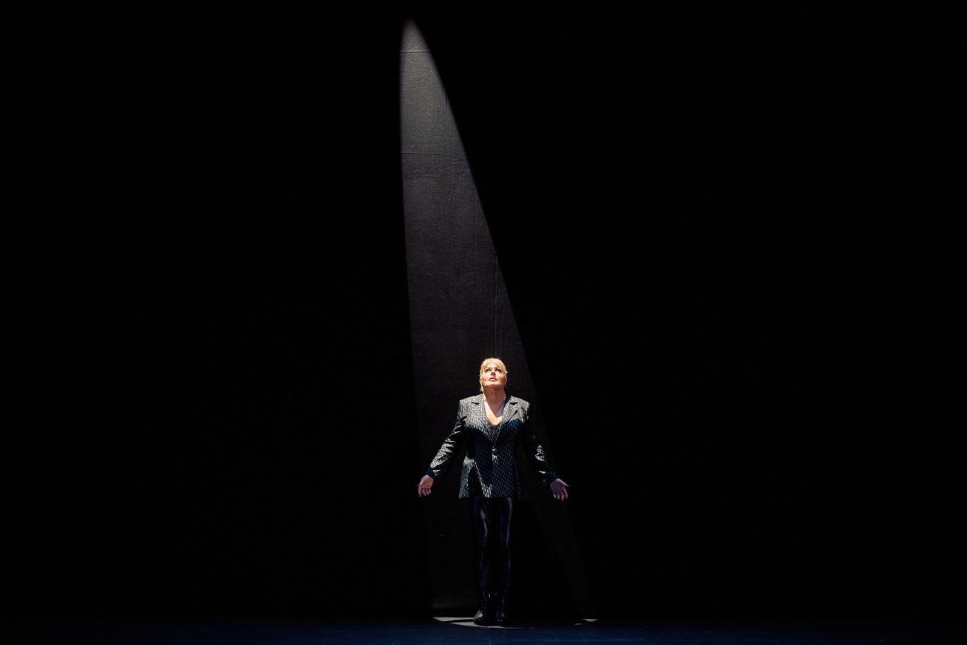 REVIEW: IZZARD: THE TRAGEDY OF HAMLET Is A Phenomenal Solo Retelling Of Shakespeare’s Play Image
