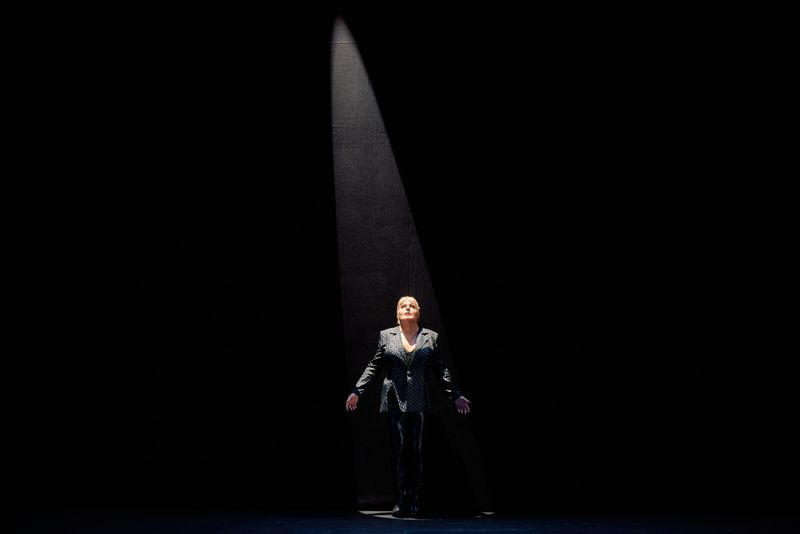 REVIEW: IZZARD: THE TRAGEDY OF HAMLET Is A Phenomenal Solo Retelling Of Shakespeare’s Play Image