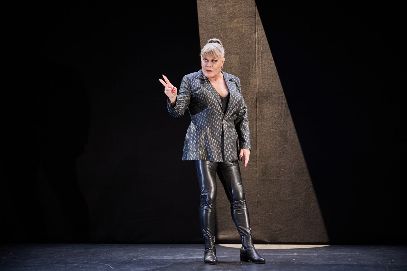 REVIEW: IZZARD: THE TRAGEDY OF HAMLET Is A Phenomenal Solo Retelling Of Shakespeare’s Play Image