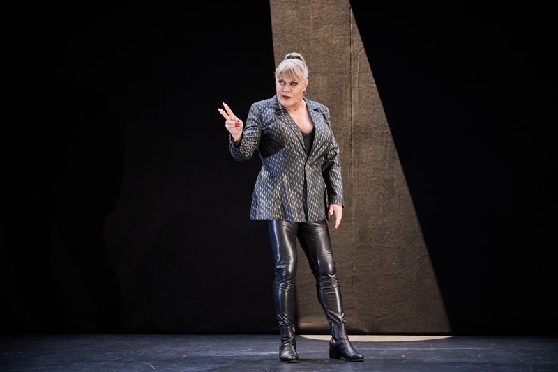 REVIEW: IZZARD: THE TRAGEDY OF HAMLET Is A Phenomenal Solo Retelling Of Shakespeare’s Play Image