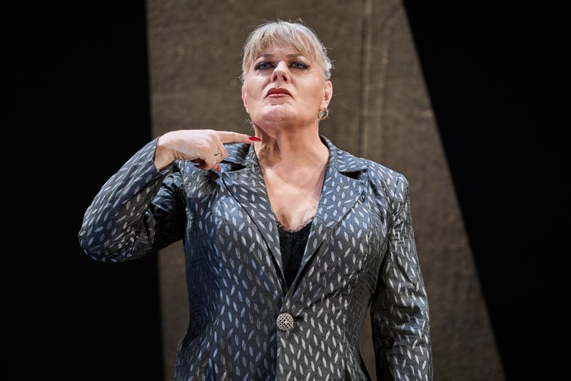 REVIEW: IZZARD: THE TRAGEDY OF HAMLET Is A Phenomenal Solo Retelling Of Shakespeare’s Play Image
