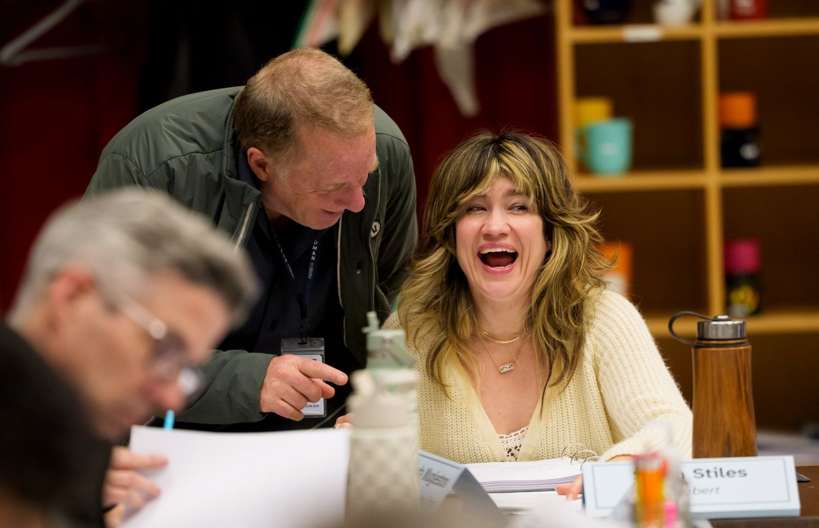 Fotografia de Sarah Stiles em ensaio para Iceboy! com o colega de elenco Jay Reiss. Sarah está rindo e de frente para a câmera, enquanto Jay a olha com um sorriso no rosto.