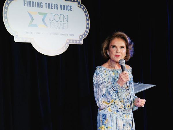 Tovah Feldshuh Photo