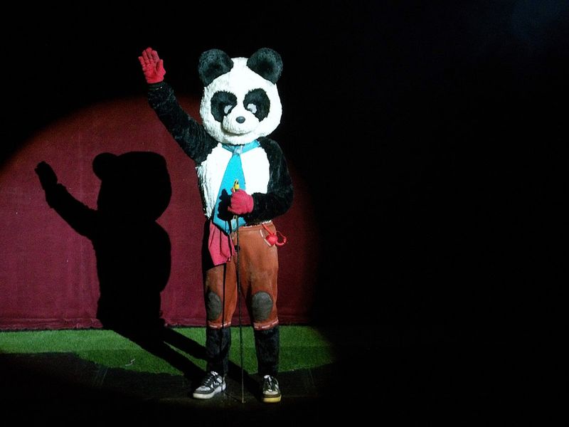 CRÍTICA: ODIO QUE LOS ABRAZOS NO DUREN MÁS DE CUATRO HORAS at Teatro Del Bosque Julio Castillo Image
