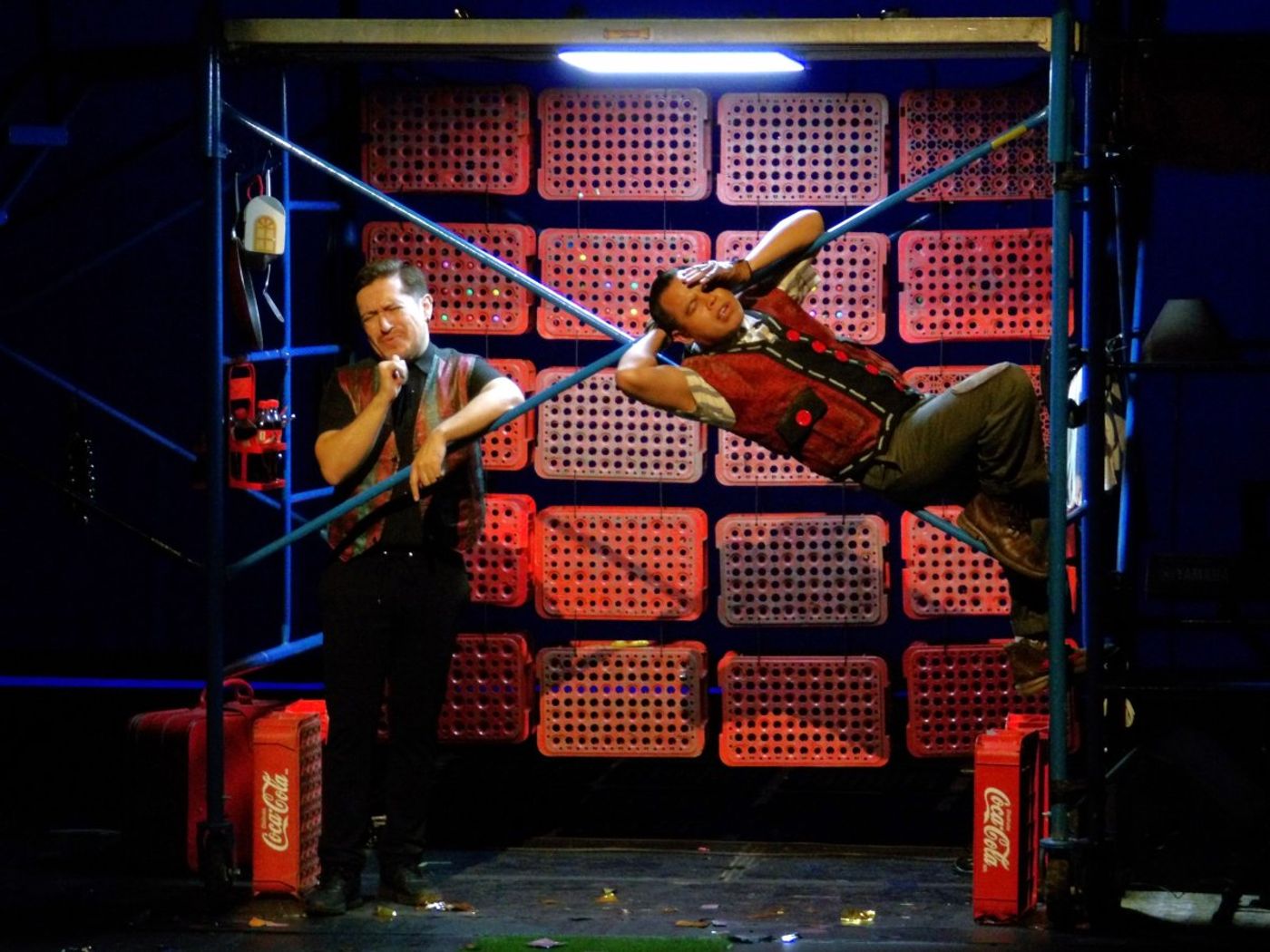 CRÍTICA: ODIO QUE LOS ABRAZOS NO DUREN MÁS DE CUATRO HORAS at Teatro Del Bosque Julio Castillo Image