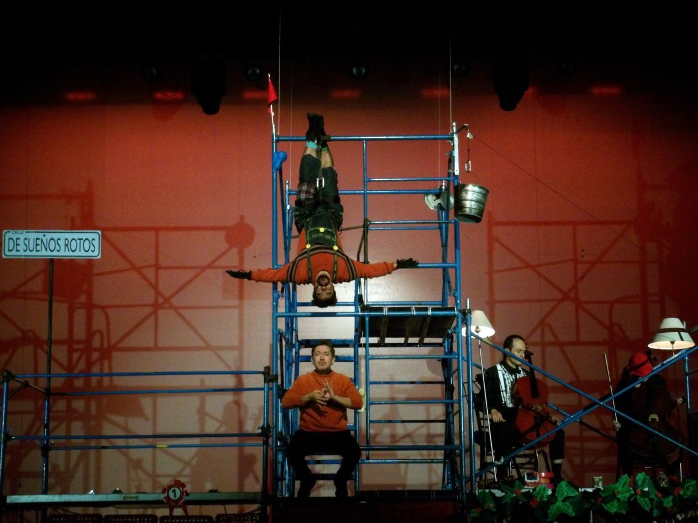 CRÍTICA: ODIO QUE LOS ABRAZOS NO DUREN MÁS DE CUATRO HORAS at Teatro Del Bosque Julio Castillo Image