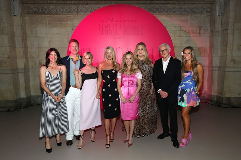 Photos: Reese Witherspoon, Victor Garber & More LEGALLY BLONDE Stars Reunite for Anniversary Event — photo 14 of 39