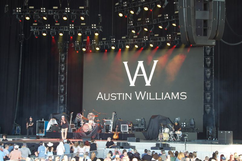 Photo Coverage: Austin Williams and Lauren Alaina @Acrisure Amphitheater June 26th, 2026 — photo 3 of 33