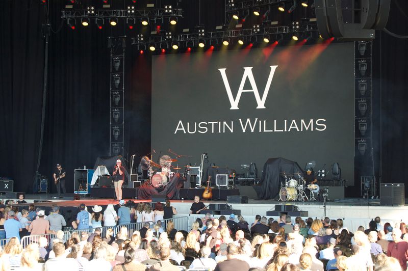 Photo Coverage: Austin Williams and Lauren Alaina @Acrisure Amphitheater June 26th, 2026 — photo 4 of 33