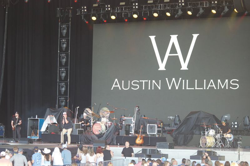 Photo Coverage: Austin Williams and Lauren Alaina @Acrisure Amphitheater June 26th, 2026 — photo 5 of 33