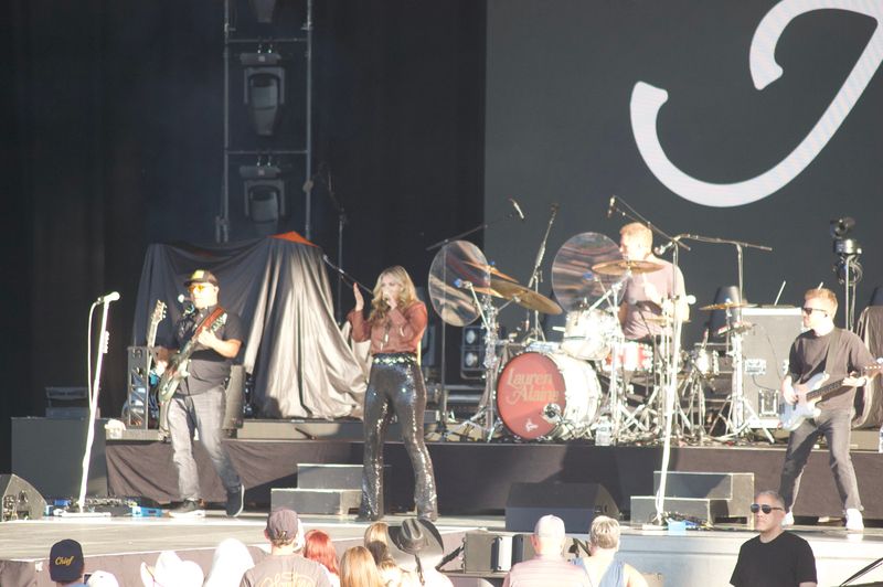 Photo Coverage: Austin Williams and Lauren Alaina @Acrisure Amphitheater June 26th, 2026 — photo 19 of 33