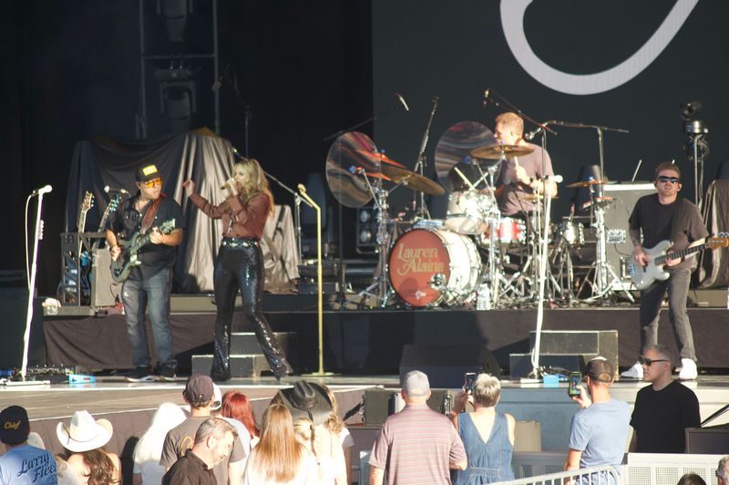 Photo Coverage: Austin Williams and Lauren Alaina @Acrisure Amphitheater June 26th, 2026 — photo 21 of 33