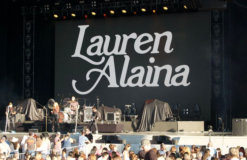 Photo Coverage: Austin Williams and Lauren Alaina @Acrisure Amphitheater June 26th, 2026 — photo 22 of 33