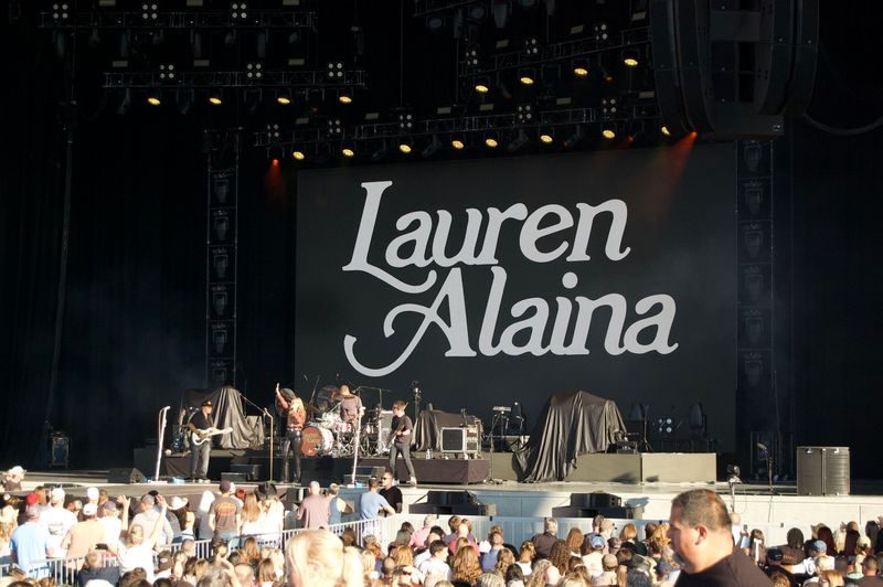 Photo Coverage: Austin Williams and Lauren Alaina @Acrisure Amphitheater June 26th, 2026 — photo 23 of 33