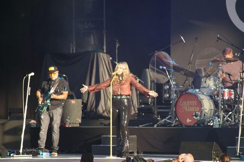 Photo Coverage: Austin Williams and Lauren Alaina @Acrisure Amphitheater June 26th, 2026 — photo 24 of 33